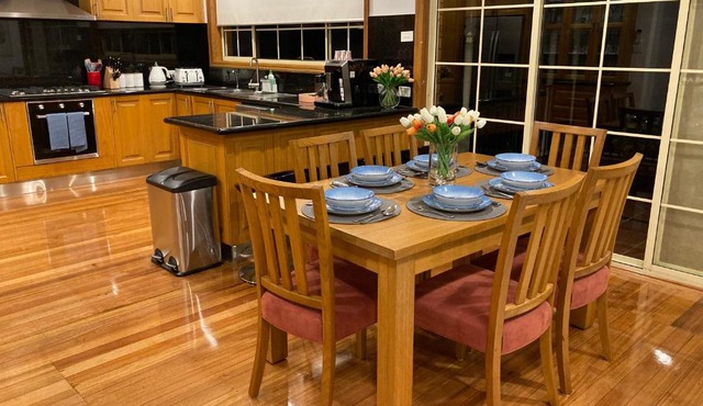 Style/Comfort/Spacious 4 bedroom house plus study