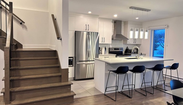 Style Furnished House Near Dix30 & Downtown Montreal – Monthly Stays Welcome