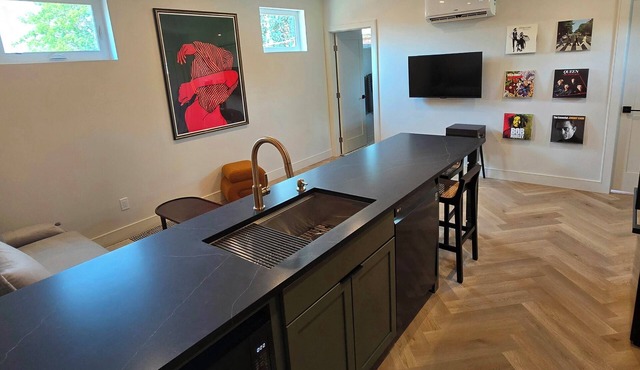 Stylilsh guesthouse with parking. Located near Rino Art District and City Park.