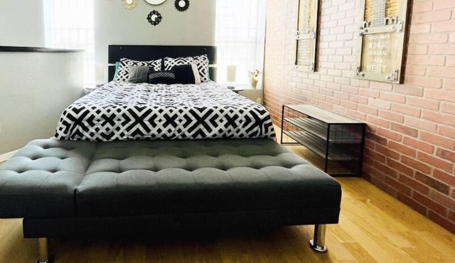 Stylish 1,000 SQ FT Stylish Downtown EP Loft B -by I-10, Hospitals and Mountains