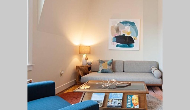 Stylish 1 Bdrm Apt w/King Bed