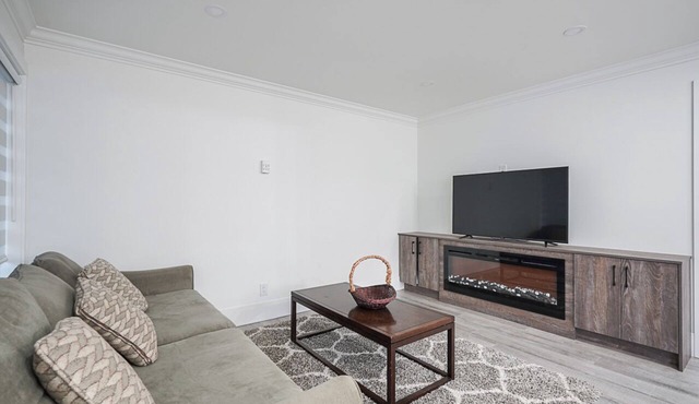 Stylish 1 bed and 1 bath spacious apartment in Delta/Surrey close to amenities!