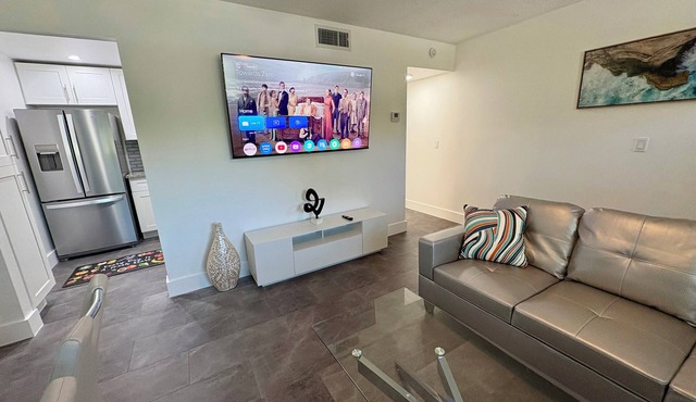 Stylish 1-bed apartment, in East Delray Beach, pets, parking, free laundry