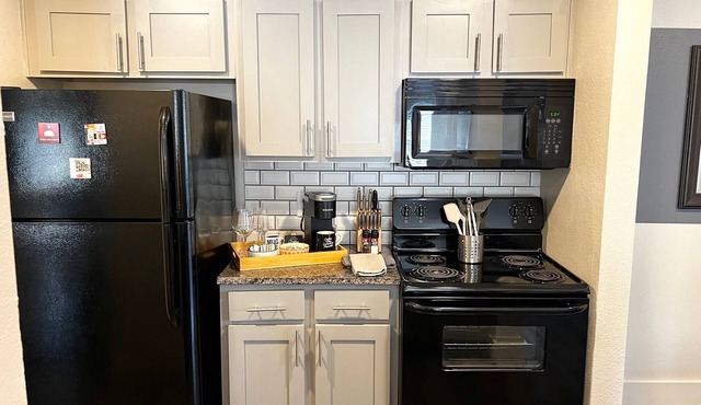 Stylish 1-Bed Apt w/ Gifts near Downtown & Airport