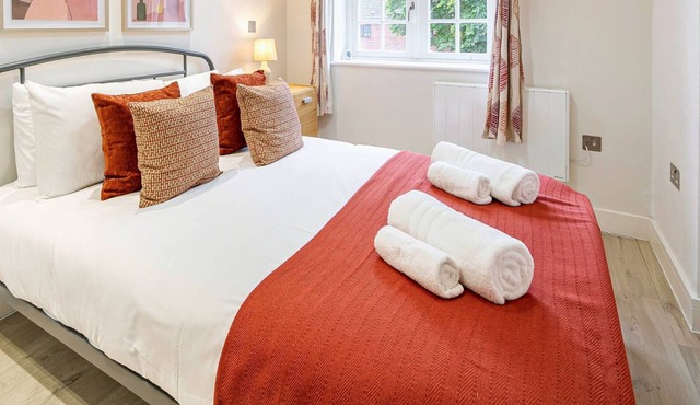 Stylish 1 Bed Flat | Pet-Friendly & Near Station