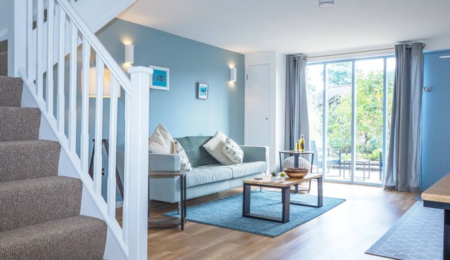 Stylish 1 bed property with shared pool/hot tub nr Falmouth/Helford River