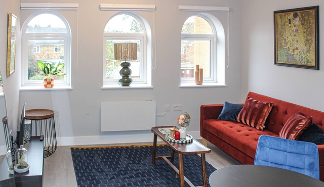 Stylish 1-Bedroom Apartment in Slough with Parking