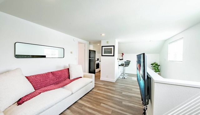 Stylish 1-bedroom Apartment with AC in Vibrant Costa Mesa