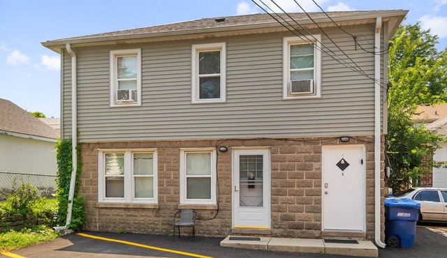 Stylish 1 Bedroom Apartment 2 stops to Naval Base!