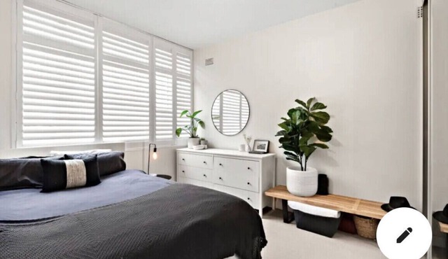 Stylish 1 bedroom beach side apartment. 5 minutes walk to manly and the beach!