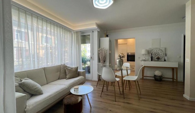 Stylish 1-bedroom condo close to exhibition square