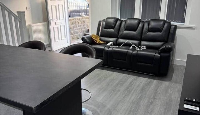 Stylish 1-Bedroom Private Parking 55” Smart TVs