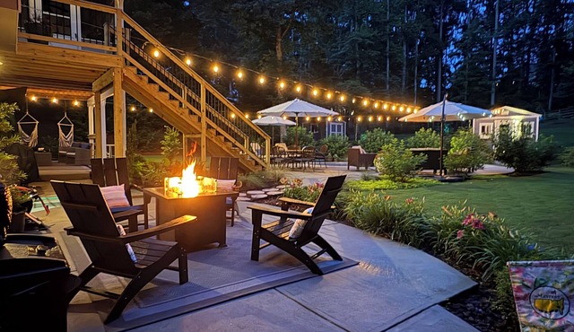 Stylish 1-bedroom private entrance to basement apt with pool access