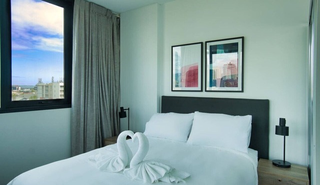 Stylish 1 BR CBD Apt-Pool-Gym-Sauna-Steam Room