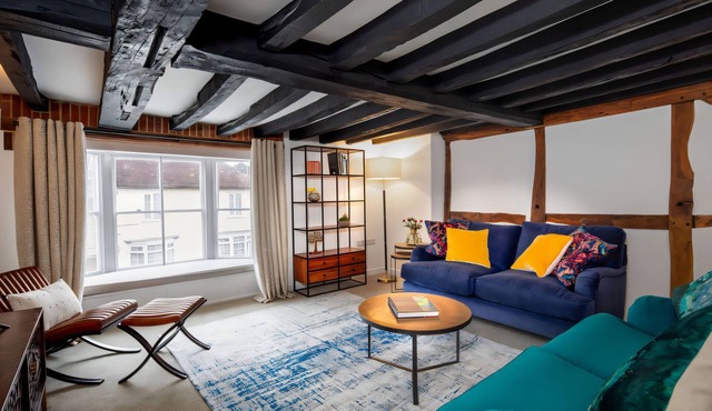 Stylish 16th century apartment in Petersfield town centre