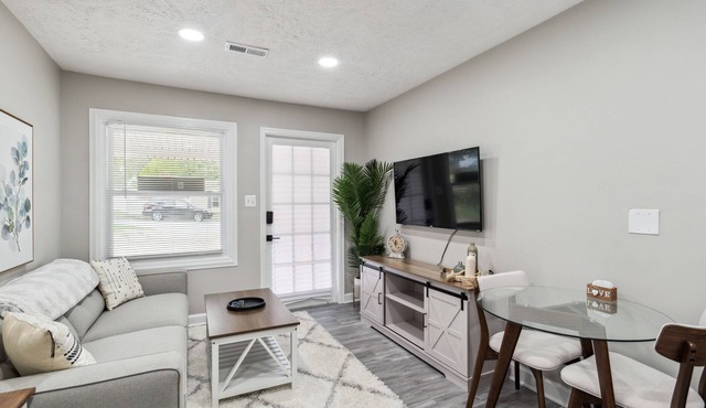 Stylish 1BD/1BA Duplex Centrally Located! Near BWI/NSA/FT Meade/BAL TO DC