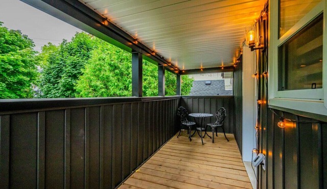 Stylish 1BD Steps from Downtown