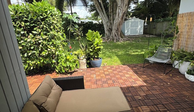 Stylish 1bedroom and bath studio with private entrance and parking. Central
