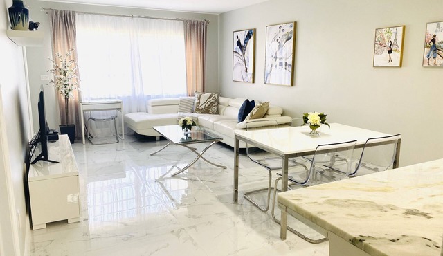 Stylish 1BR 1.5BA Condo 1Block to Aventura Mall+ Parking