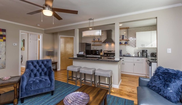 Stylish 1BR Apt w/KING Bed in Central Location