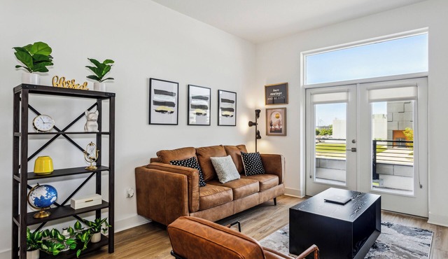 Stylish 1BR APT with City Skyline Views