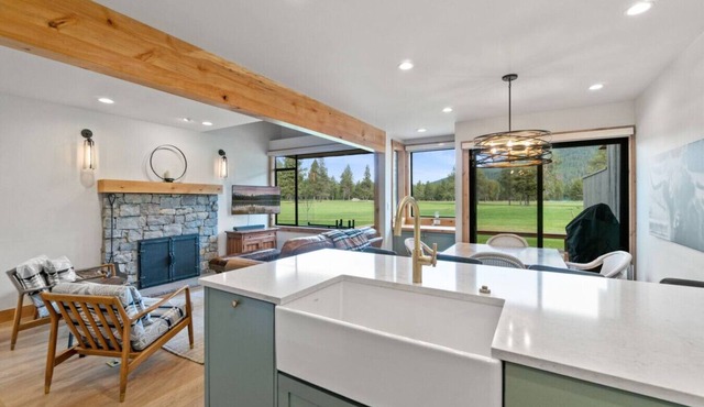 Stylish 1BR Condo at Black Butte Ranch | Deck, BBQ & Beautiful Mountain Views