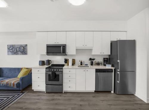 Stylish 1BR Condo in Prime Location with Parking and Wi Fi