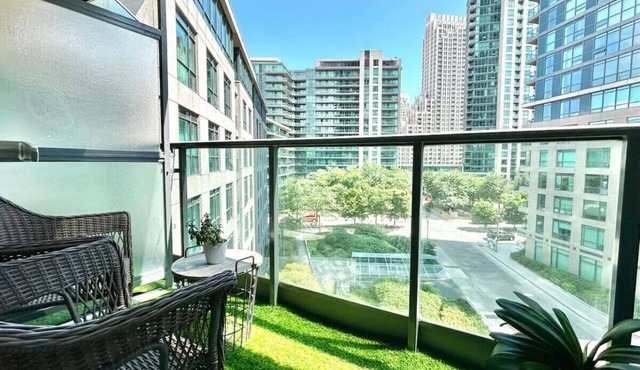 Stylish 1BR Condo w/Balcony, Parking in Down Town