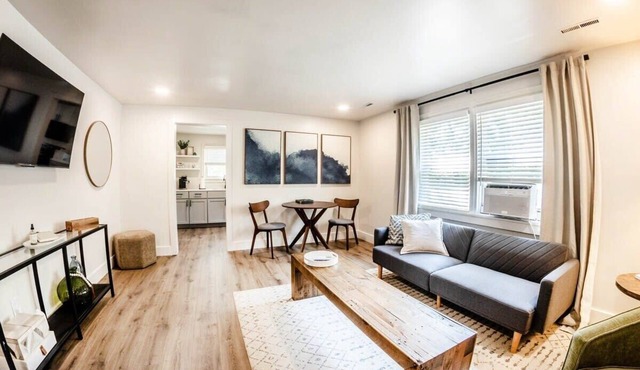Stylish 1BR Downtown Apt - Near UNL & Stadium - Laundry Wifi