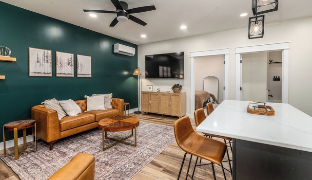 Stylish 1BR Downtown Near Garden of the Gods