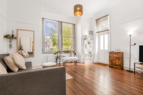 Stylish 1BR Flat-Terrace-Free Parking-Rail Station