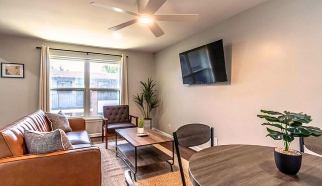 Stylish 1BR in Montrose Free Parking Fast Wi-Fi Walkable Location!
