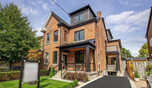 Stylish 1BR in Queen West