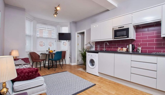 Stylish 1BR Nr EMA: FREE Gym Access, FREE Parking