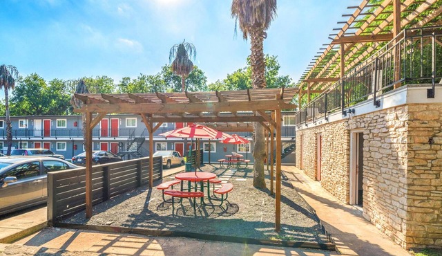 Stylish 1BR Near UT Brentwood Evonify