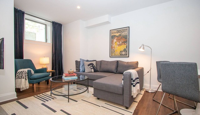 Stylish 1BR oasis with AC, laundry, next to park!