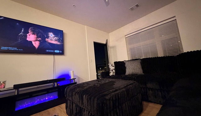 Stylish 1BR + Optional Luxury Car Rental in Kansas City