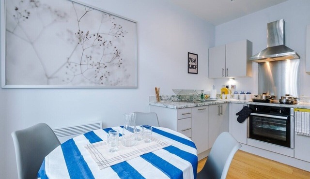 Stylish 1BR Parking & Kitchen – Victoria Riverside