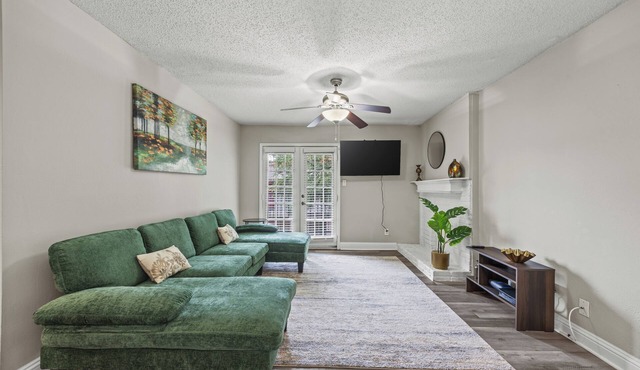 Stylish 1BR + pool Walk to Bars & Bites in the heart of Addison