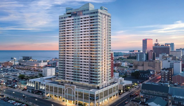 Stylish 1BR Suite w/Full Kitchen, Resort Pool & Spa - 1 Block to Boardwalk