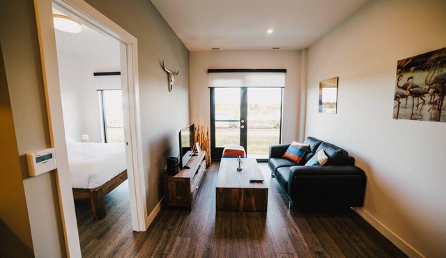 Stylish 1BR Suite with Gym, Near Outlet Collection