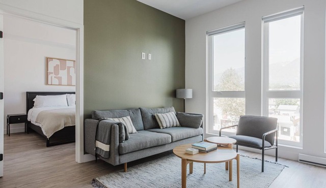 Stylish 1BR w/Gym & Elev, nr Dining & Parks