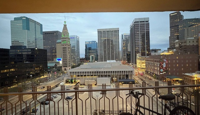 Stylish 1BR w/Patio Skyline Views, Pool, Gym & Work/Meeting Amenities