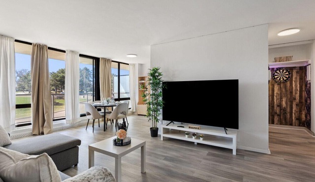 Stylish 1BR with King Bed, Patio, Dart Room, and Free Parking – 10 min to SQ1