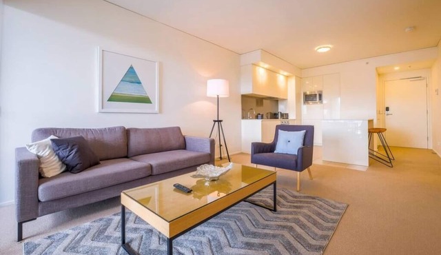 Stylish 1BR with Sauna, Pool and Gym-Close to CBD!