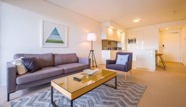 Stylish 1BR with Sauna, Pool and Gym-Close to CBD!