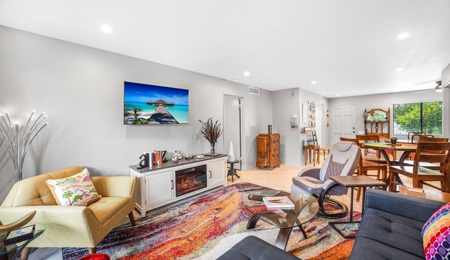 Stylish 2/2 Ground Level Condo in South Palm Springs