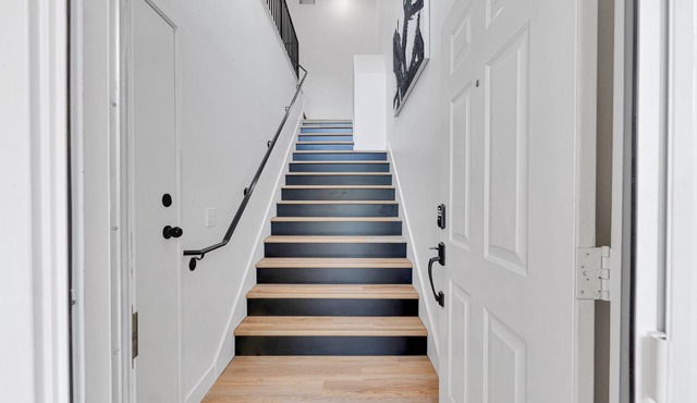 Stylish 2 BD 2 BA Moorpark Home w/Attached Garage