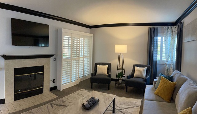 Stylish 2 bdrm Condo w/fireplace. Lux King Suite.