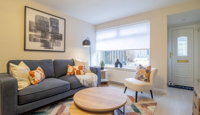 Stylish 2-Bed in Coatbridge. Close to Motorways.